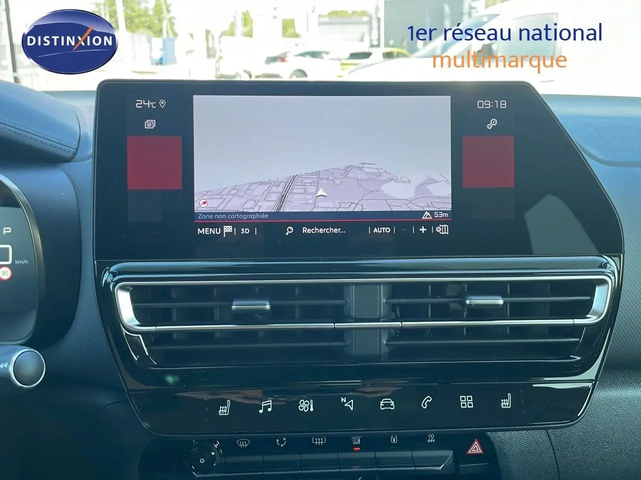 Vue rapprochée de l'écran tactile et des commandes centrales du Citroën C5 Aircross gris platinium avec toit noir.