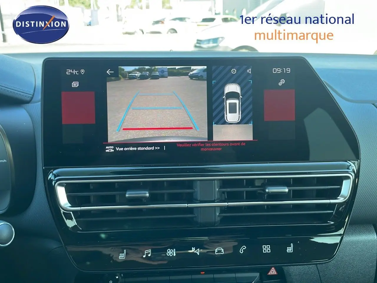 Écran tactile central affichant la caméra de recul et l'aide au stationnement du Citroën C5 Aircross gris platinium 2025.