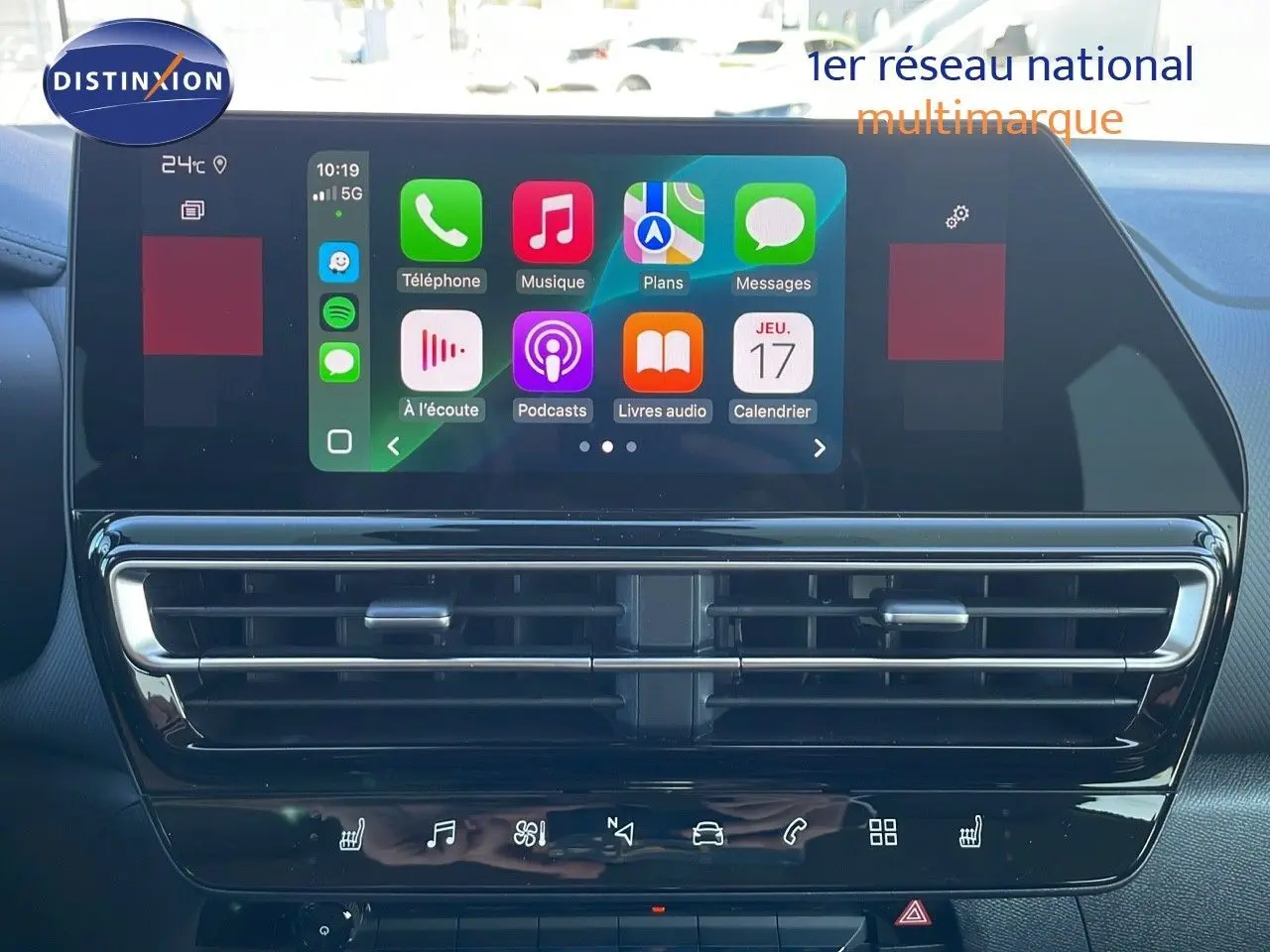 Vue rapprochée de l'écran tactile central et des commandes noires brillantes du tableau de bord du Citroën C5 Aircross 2025.