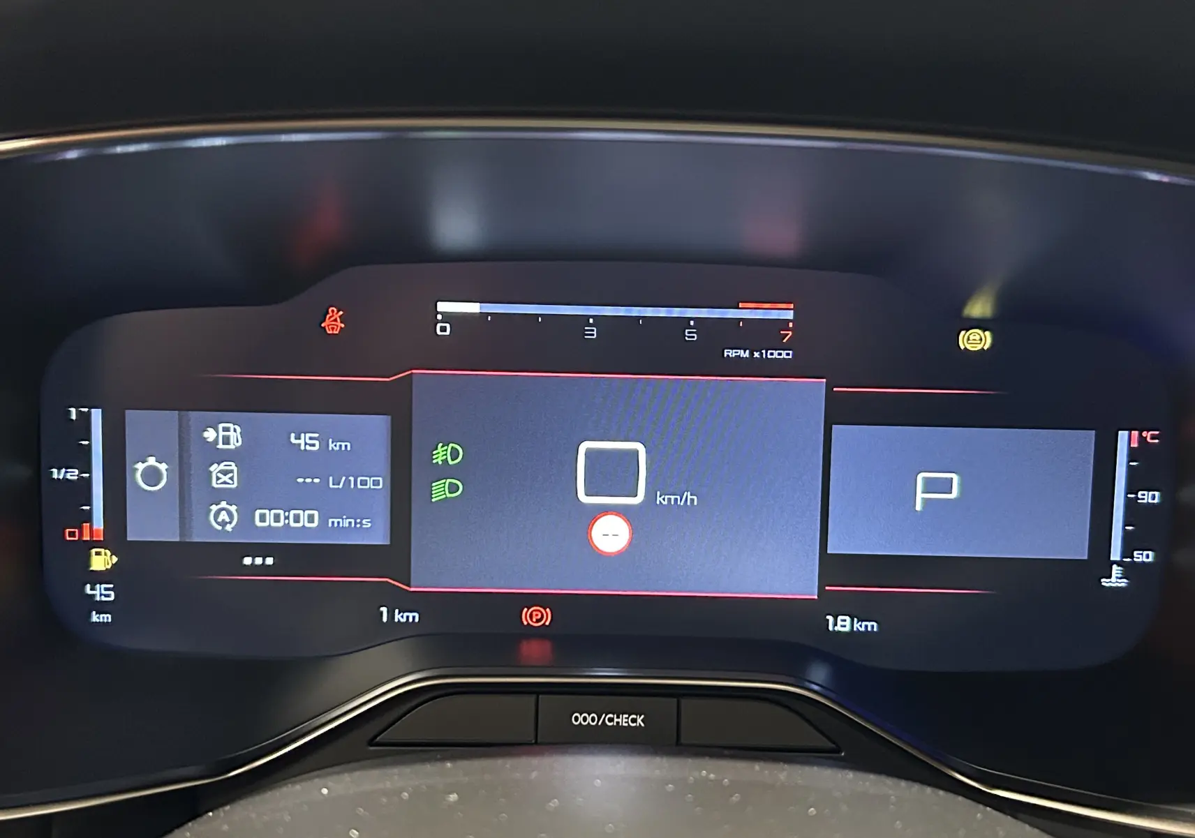 Tableau de bord numérique du Citroën C5 Aircross 2025, affichant la vitesse, la consommation et les alertes au centre du combiné.