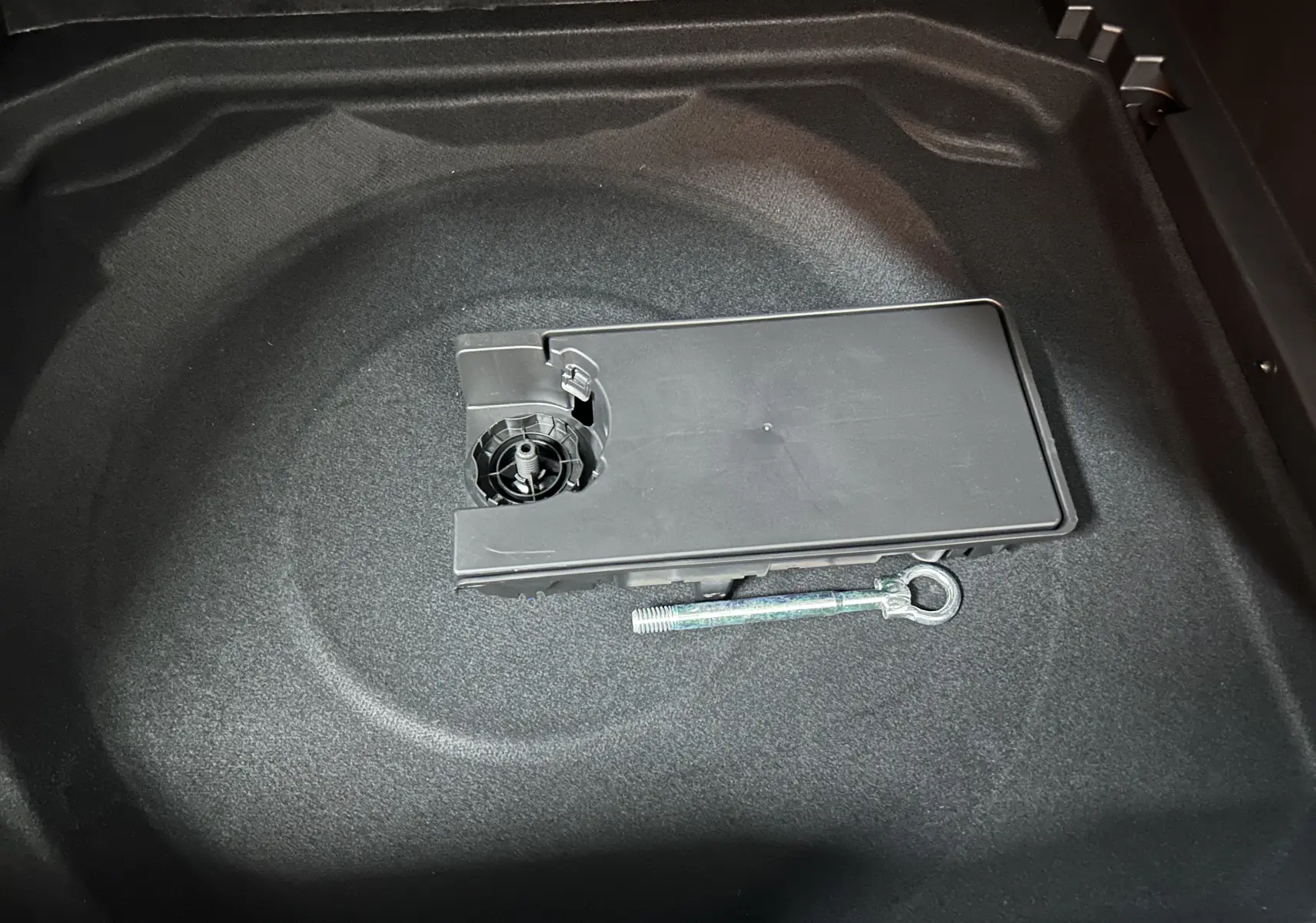 Gros plan sur le coffre du Citroën C5 Aircross 2025 gris platinium, montrant le rangement sous plancher avec outil de remorquage.