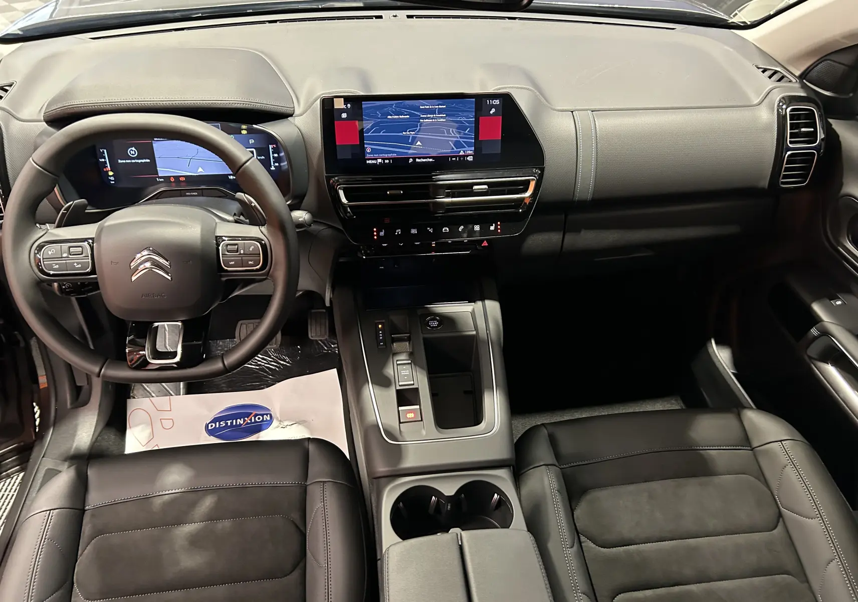 Intérieur noir du Citroën C5 Aircross 2025, vue de dessus sur le tableau de bord et les sièges avant en cuir.
