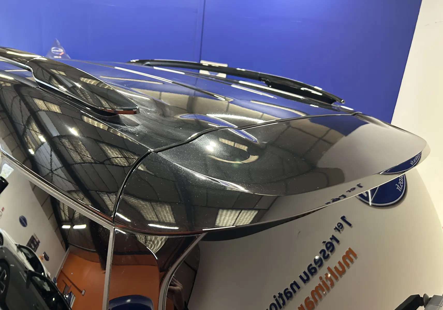 Vue plongeante sur le toit noir brillant et l'antenne requin du Citroën C5 Aircross gris platinium métal.