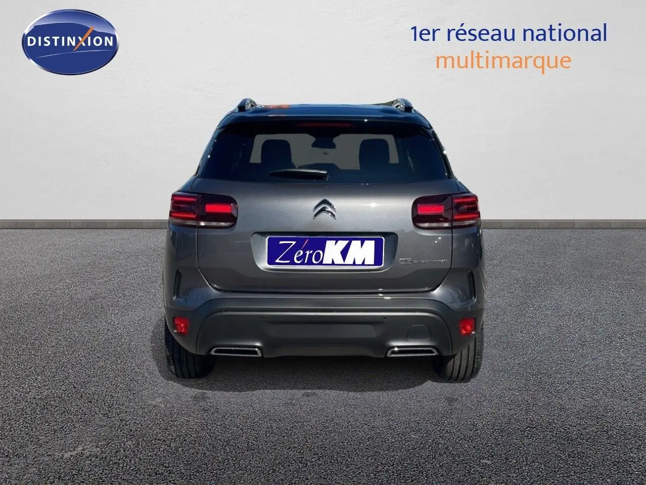 Vue arrière d'un Citroën C5 Aircross gris platinium métal avec toit noir, mettant en valeur ses feux LED et double sortie d'échappement.