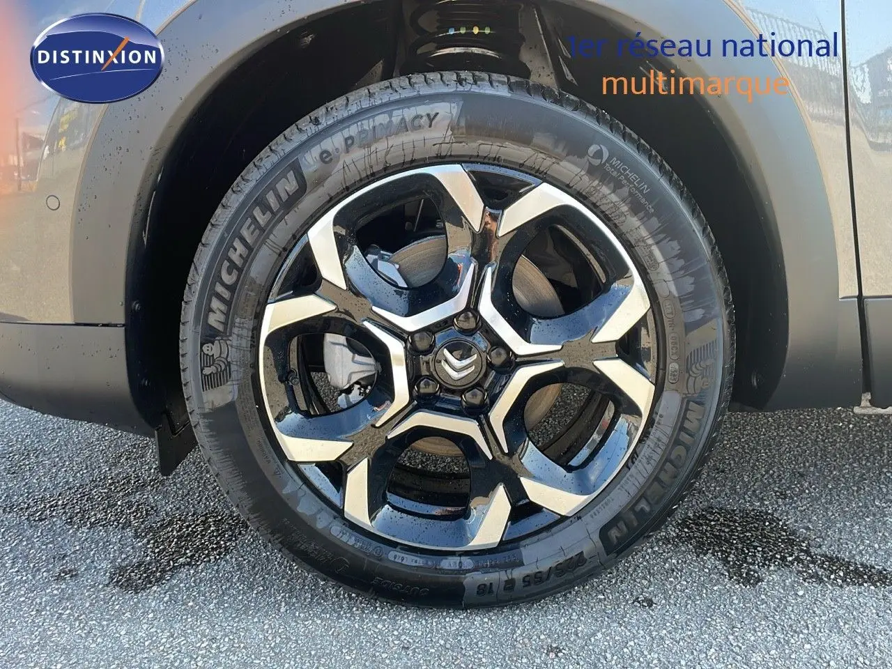 Gros plan sur la roue avant droite du Citroën C5 Aircross gris platinium avec jante alliage bicolore et pneu Michelin.