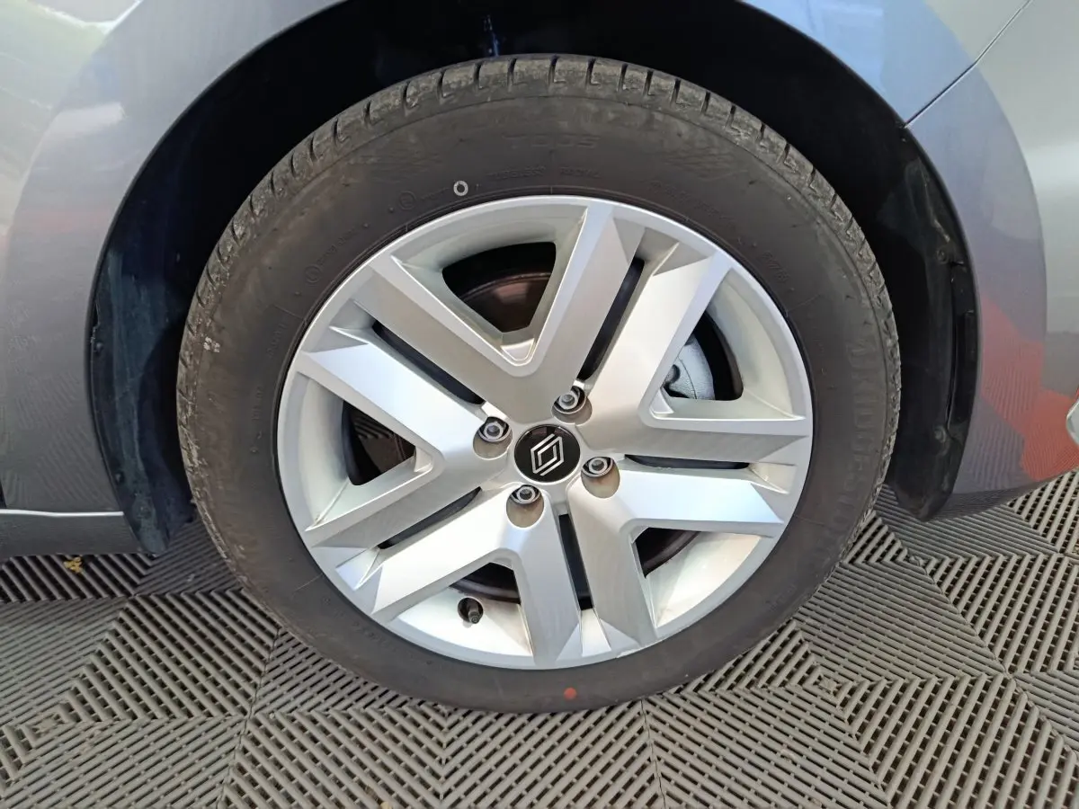 Gros plan sur la roue avant droite gris clair de la Renault Clio Evolution Blue dCi 100 avec jante alliage moderne.