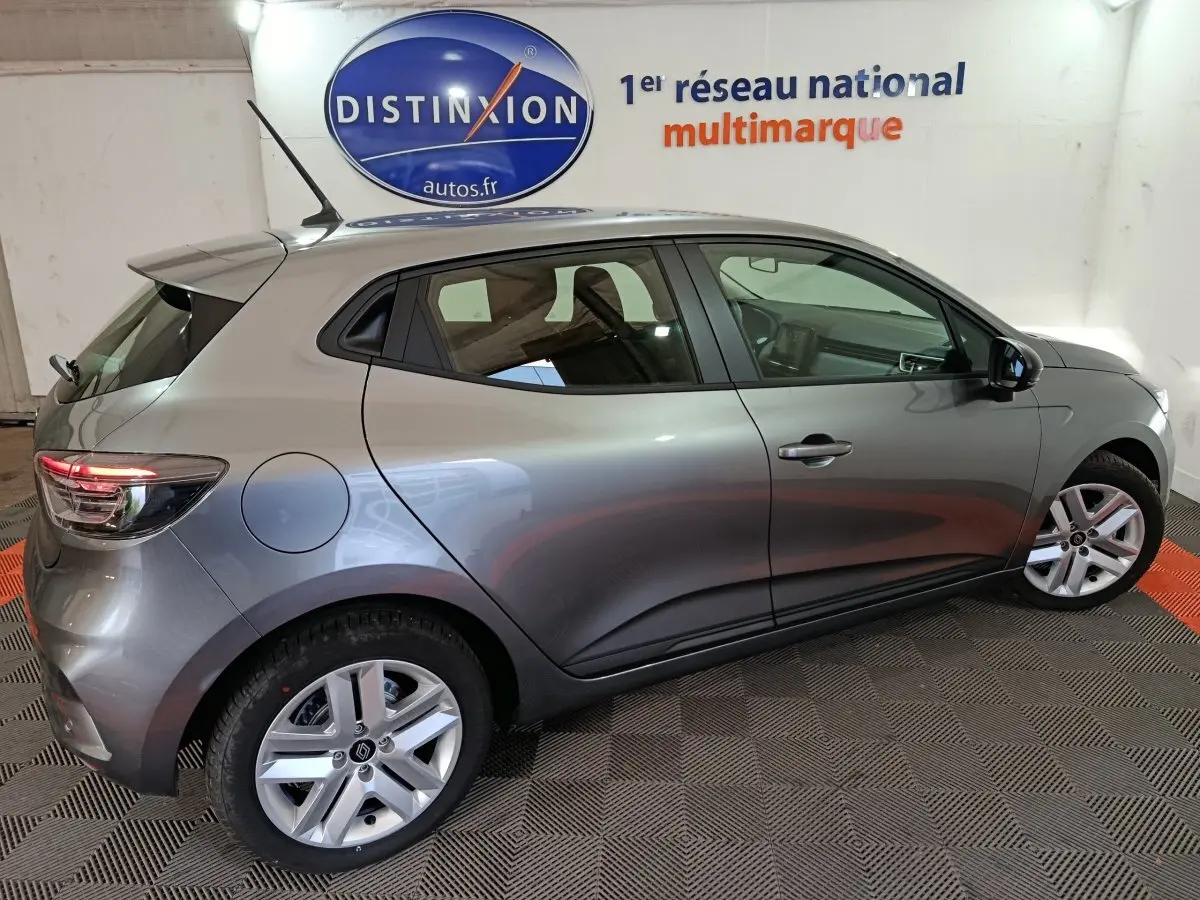 Vue latérale droite d'une Renault Clio gris clair Evolution Blue dCi 100, avec jantes alliage et feux arrière LED allumés.