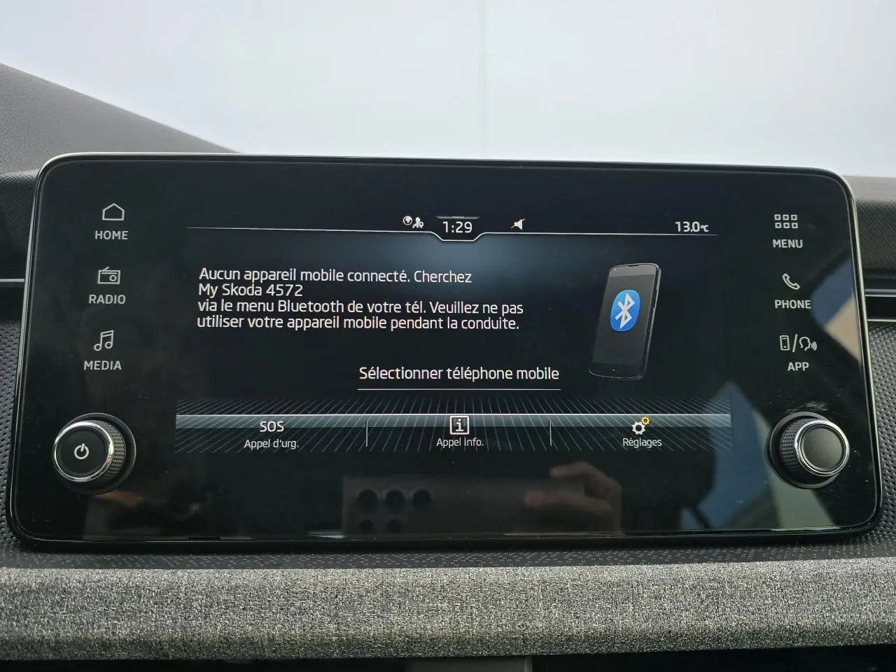 Écran tactile central du Skoda Kamiq 2025 affichant le menu Bluetooth et les options de réglages.