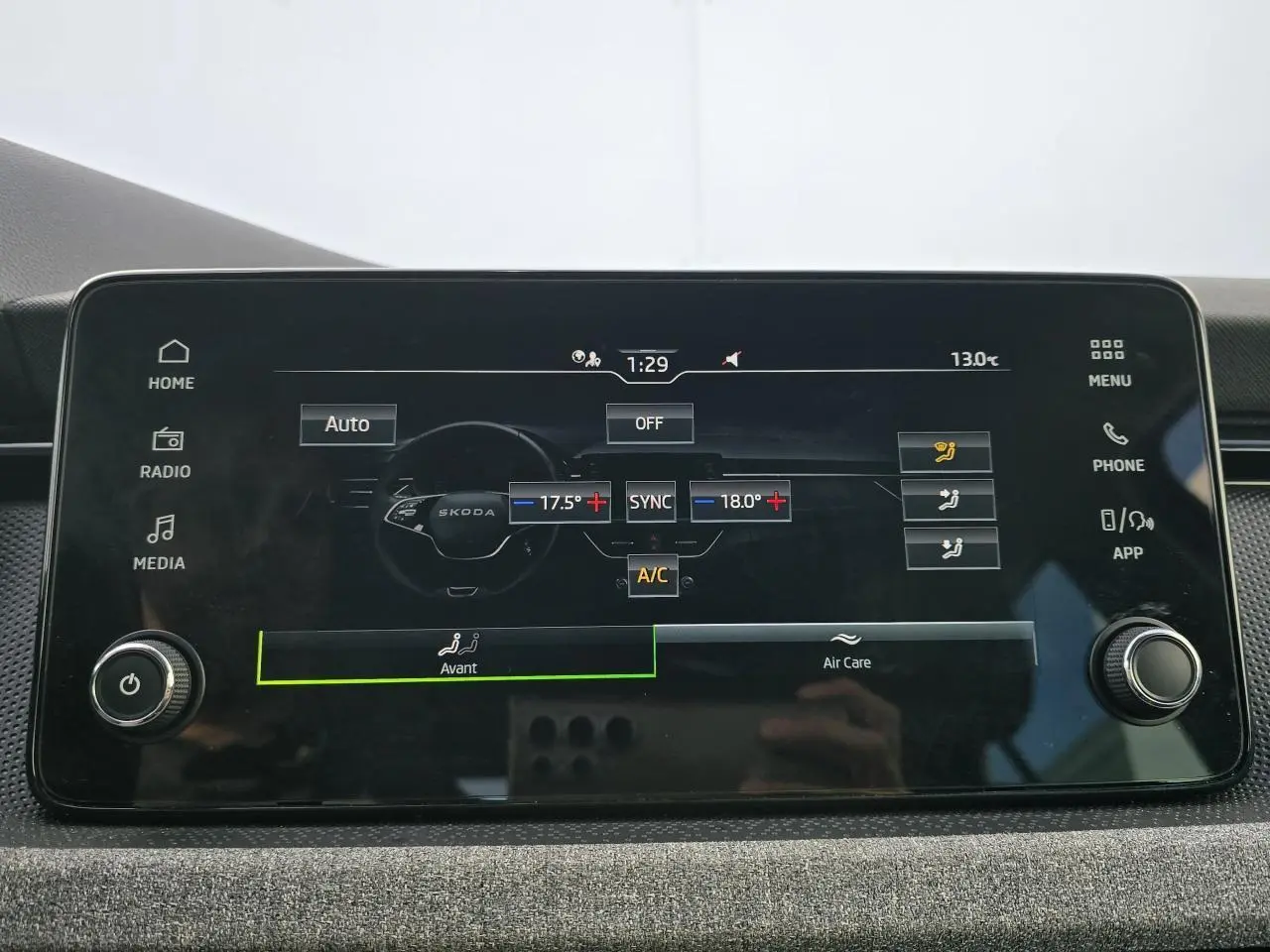 Écran tactile central du Skoda Kamiq 2025 affichant les réglages de climatisation automatique et de ventilation.