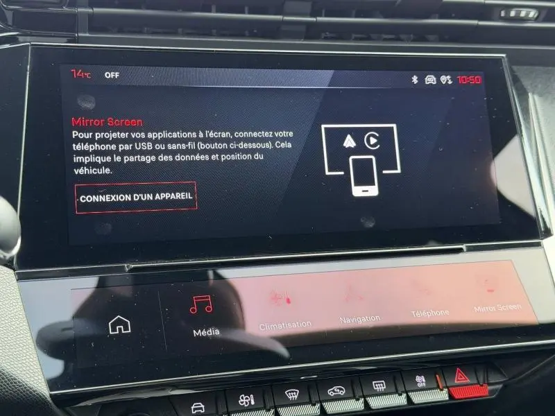 Écran tactile central du tableau de bord de la Peugeot 308 gris, affichant l'interface Mirror Screen en mode connecté.