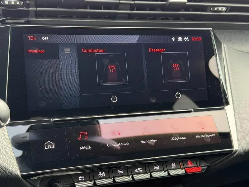 Écran tactile central du Peugeot 308 2024 affichant la gestion du chauffage des sièges conducteur et passager.