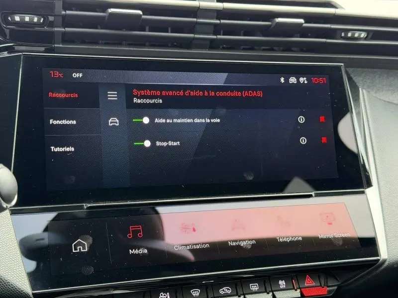 Écran tactile central du tableau de bord de la Peugeot 308 gris 2024 affichant les aides à la conduite.