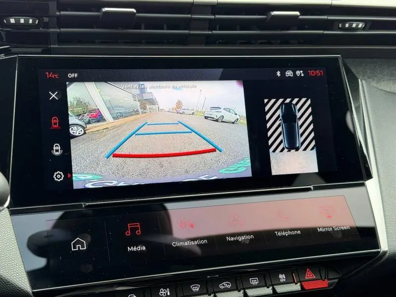 Écran central de la Peugeot 308 2024 montrant la caméra de recul avec guidage de trajectoire en bleu et rouge.