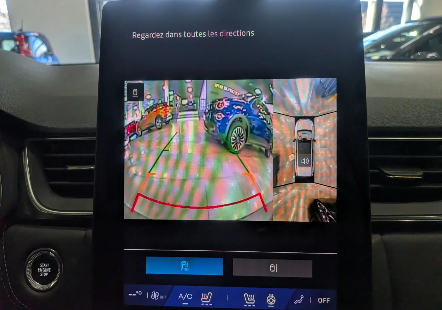 Écran central montrant la caméra de recul et vue à 360° dans un Renault Symbioz gris Cassiopé, intérieur moderne.