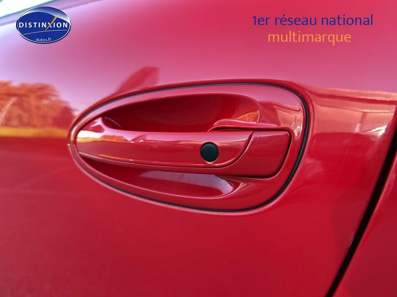 Poignée de porte rouge de Porsche 911 (991) Carrera 4 PDK vue en gros plan côté droit.