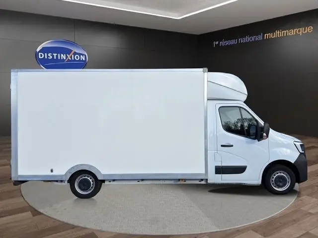 Vue de profil droit d’un Renault Master blanc avec caisse utilitaire, roues acier et rétroviseurs électriques.