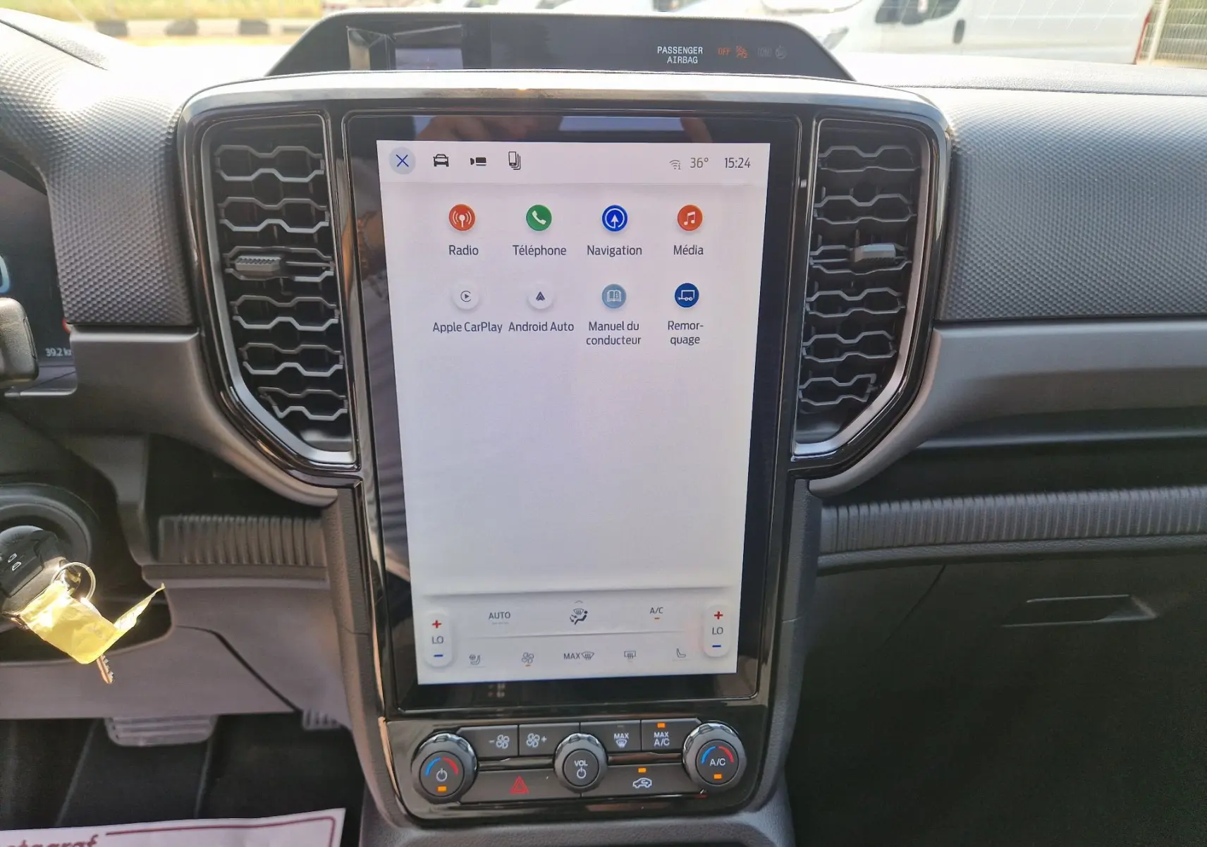Vue rapprochée de la console centrale du Ford Ranger Super Cabine 2026, écran tactile 12,4 pouces avec interface Sync 4.
