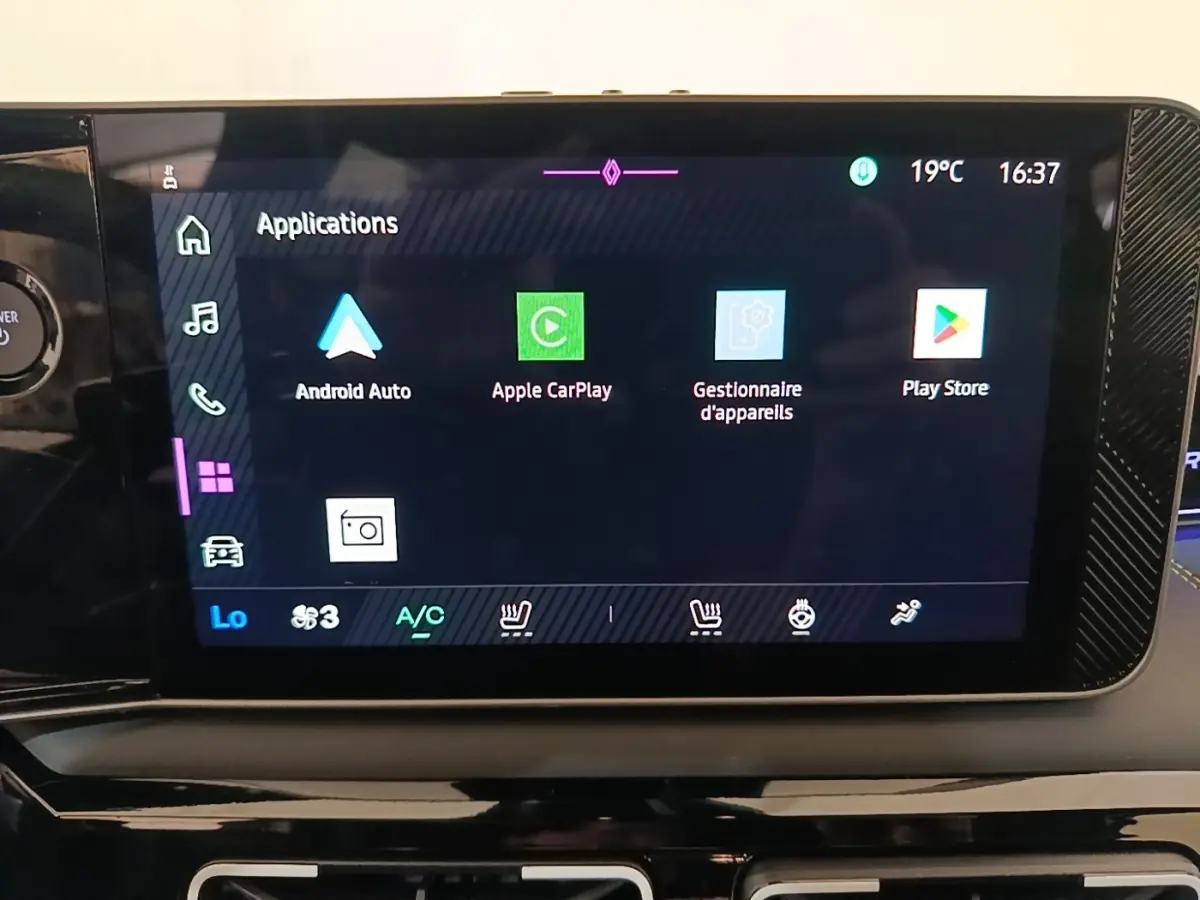 Écran tactile central de la Renault R5 Iconic 2024 montrant les applications Android Auto et Apple CarPlay.