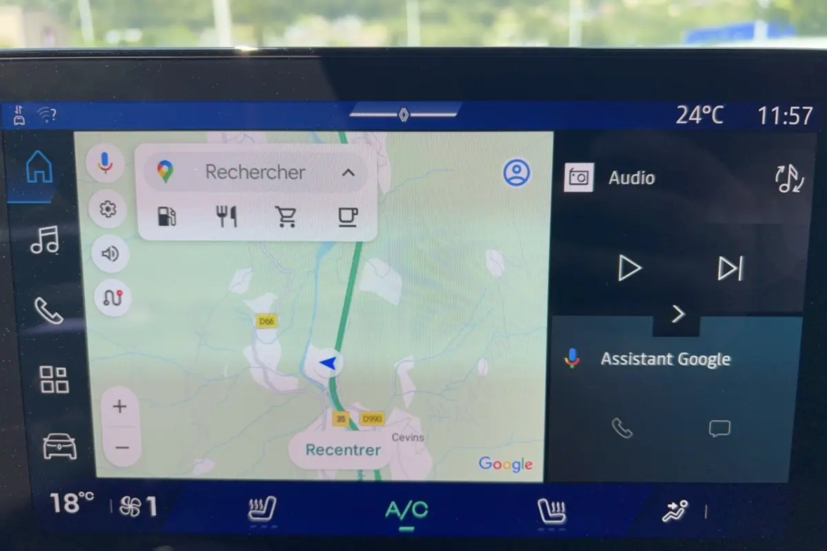 Écran tactile intérieur de la Renault Clio gris rafale, affichant la navigation Google et commandes audio.