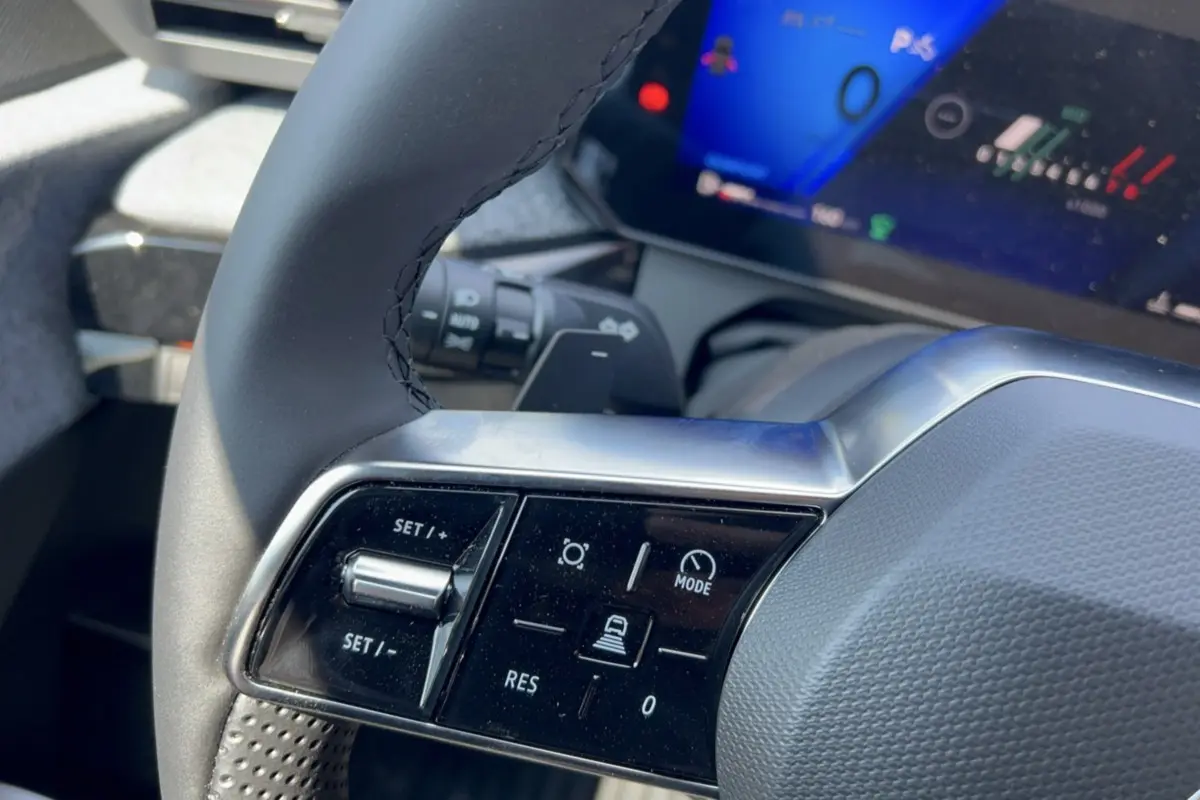 Gros plan sur le volant multifonctions de la Renault Clio 6 TCE 115 EDC Techno Plus avec commandes de régulateur de vitesse.