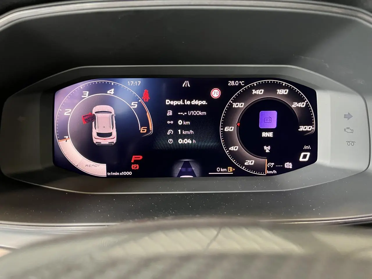 Combiné d'instruments digital couleur du tableau de bord du CUPRA Formentor 2025, affichage vitesse et régime moteur.