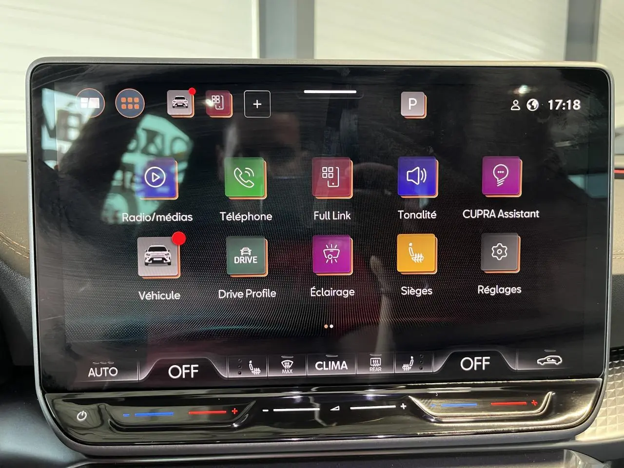 Écran tactile central du CUPRA Formentor 2025 affichant le menu principal avec icônes colorées, intérieur gris clair.