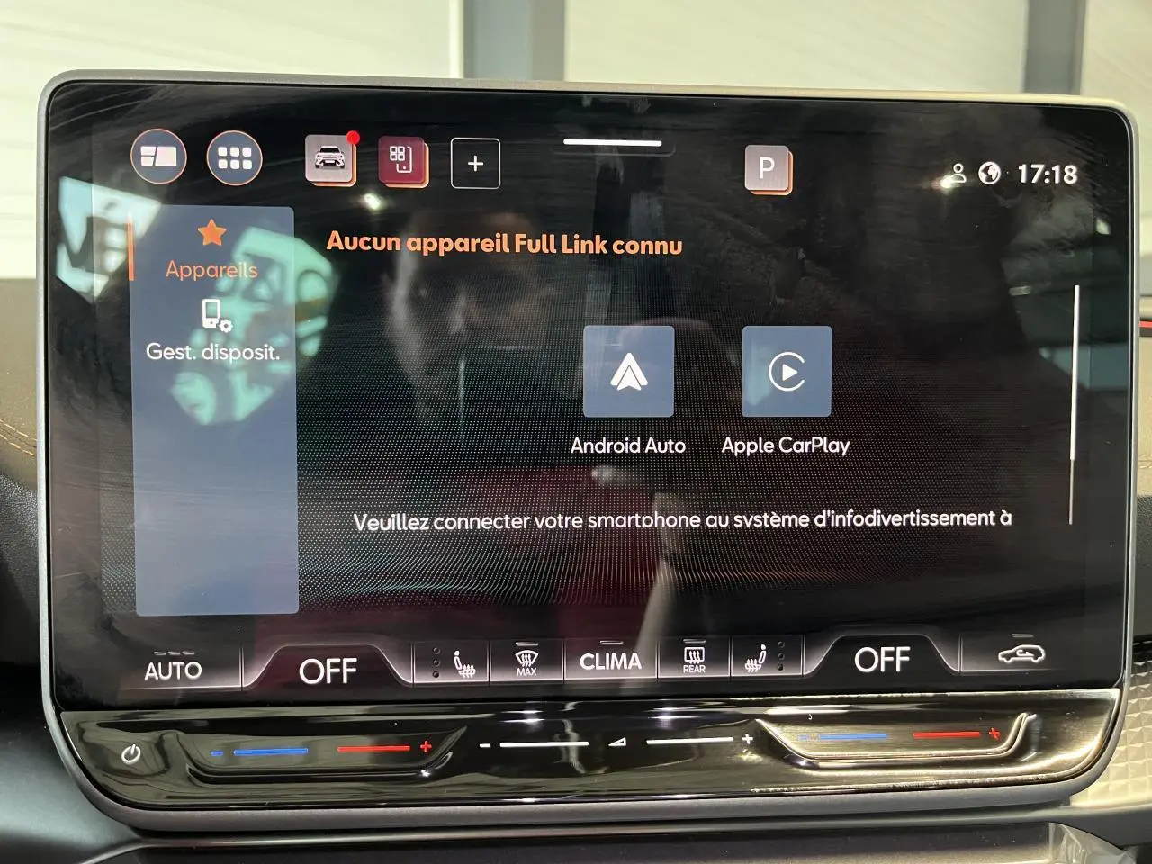 Écran tactile central du CUPRA Formentor 2025 affichant les options Android Auto et Apple CarPlay, avec commandes climatisation en bas.