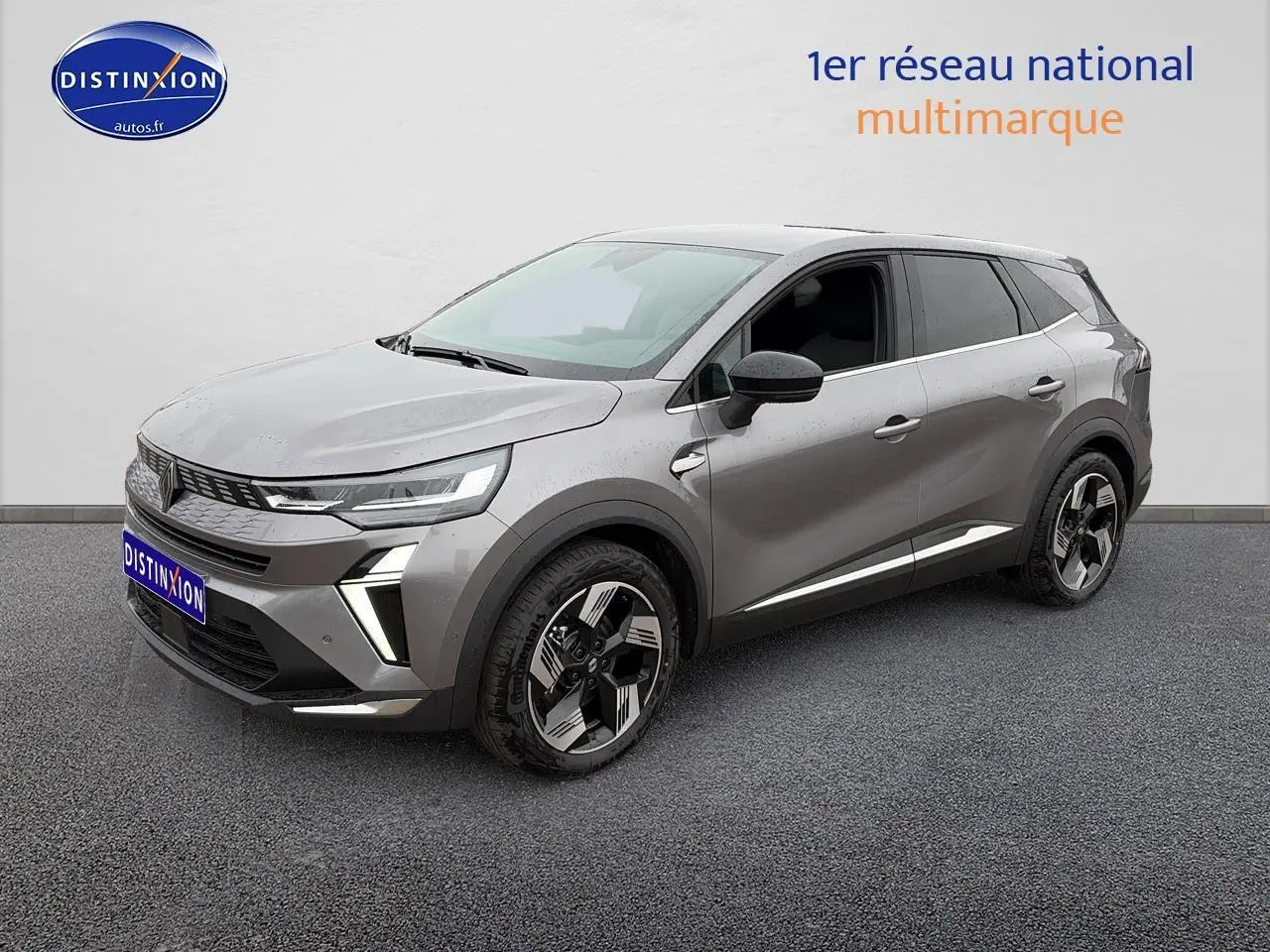 Renault Symbioz gris schiste en 3/4 avant droit, avec jantes alliage et feux LED distinctifs.