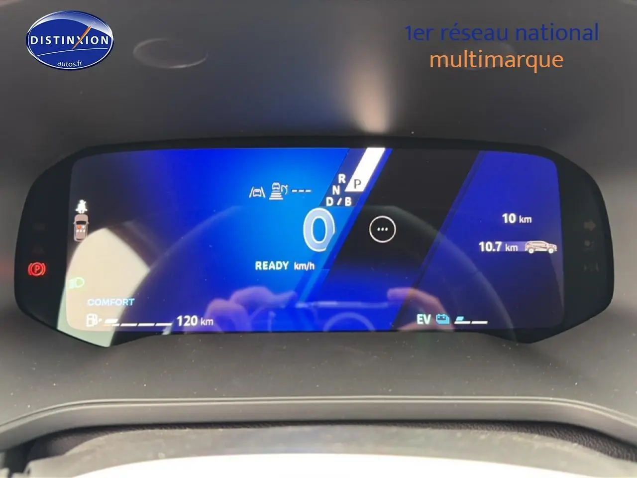 Tableau de bord numérique bleu de la Renault Symbioz 1.8 e-tech, affichant vitesse et modes de conduite.