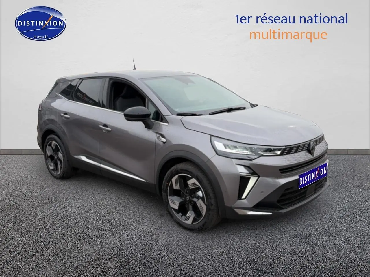 Renault Symbioz gris schiste en 3/4 avant droit, avec jantes alliage et feux LED distinctifs.