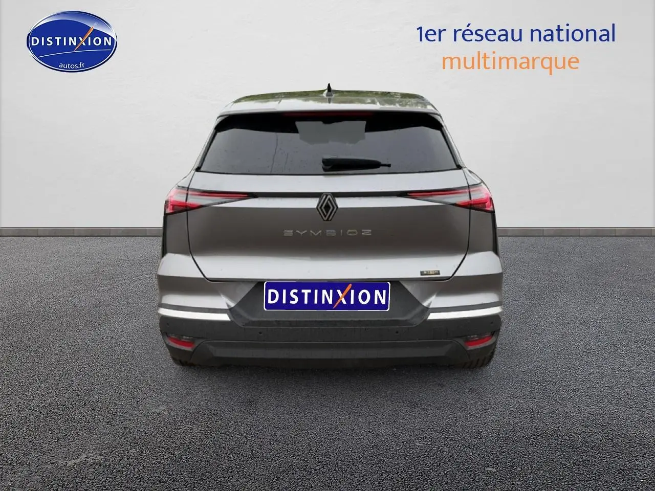 Vue arrière d’un Renault Symbioz gris schiste avec feux LED et lunette arrière surteintée.