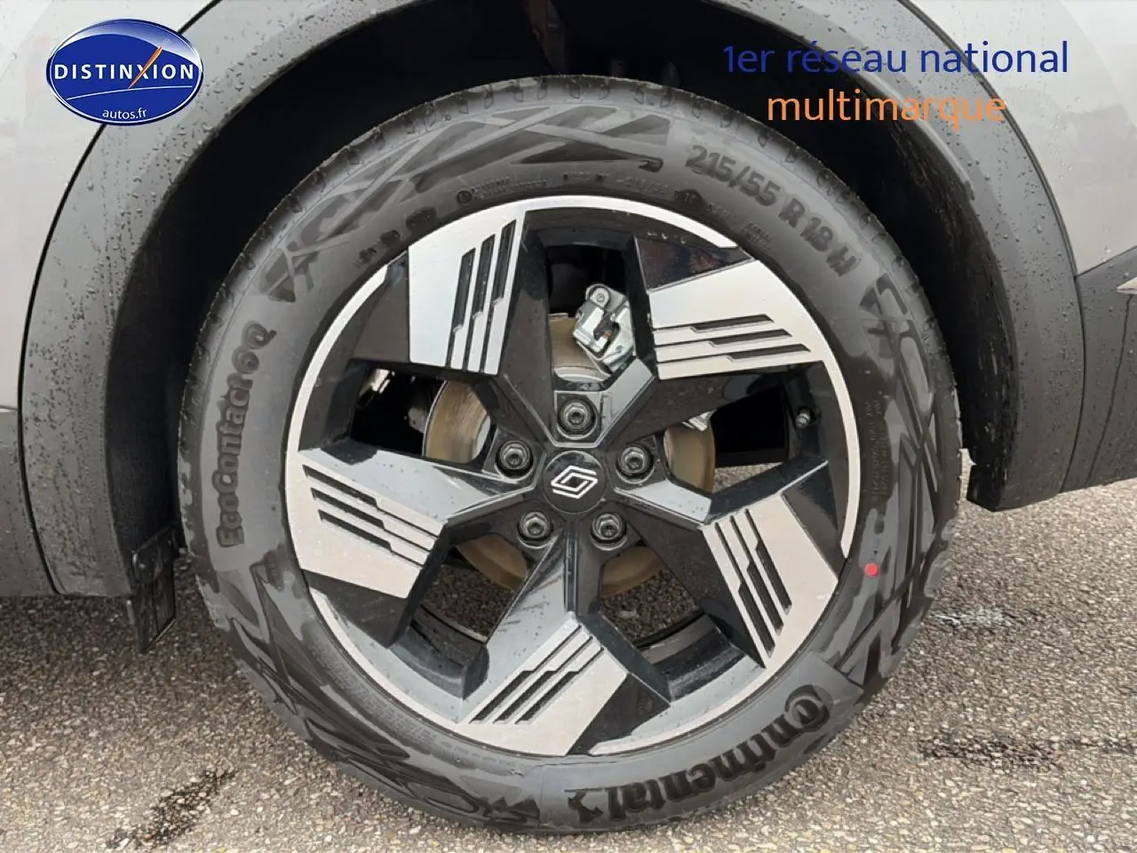 Gros plan sur la jante alliage 18 pouces bicolore du Renault Symbioz gris schiste, avec pneu Continental EcoContact 6.