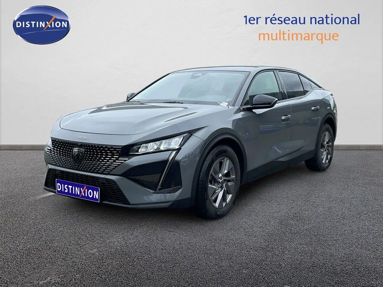 Peugeot 408 gris selenium métal vue 3/4 avant droit, avec calandre noire et jantes alliage distinctives.