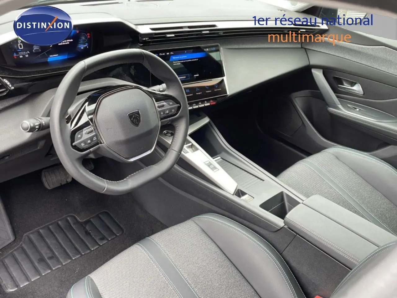 Vue intérieure avant droite du Peugeot 408 gris Selenium avec volant multifonction et tableau de bord numérique.