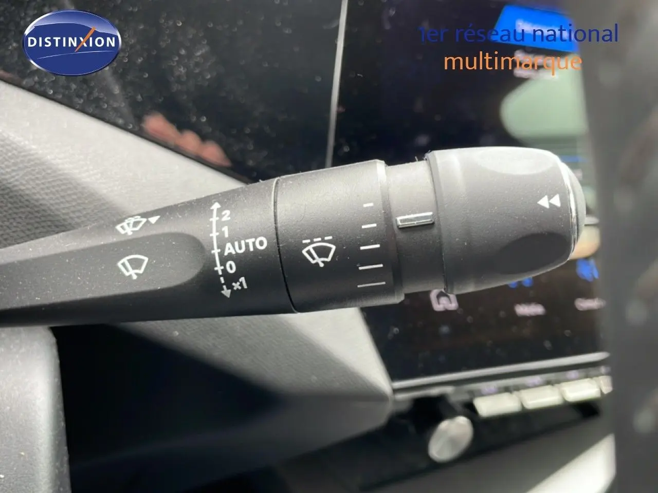 Gros plan sur la commande d'essuie-glace à gauche dans l'habitacle de la Peugeot 408 gris selenium metal.