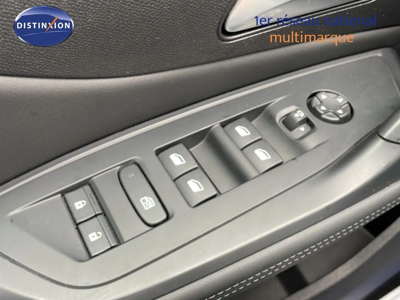 Gros plan sur les commandes des vitres et rétroviseurs côté gauche d’une Peugeot 408 gris selenium 2025.