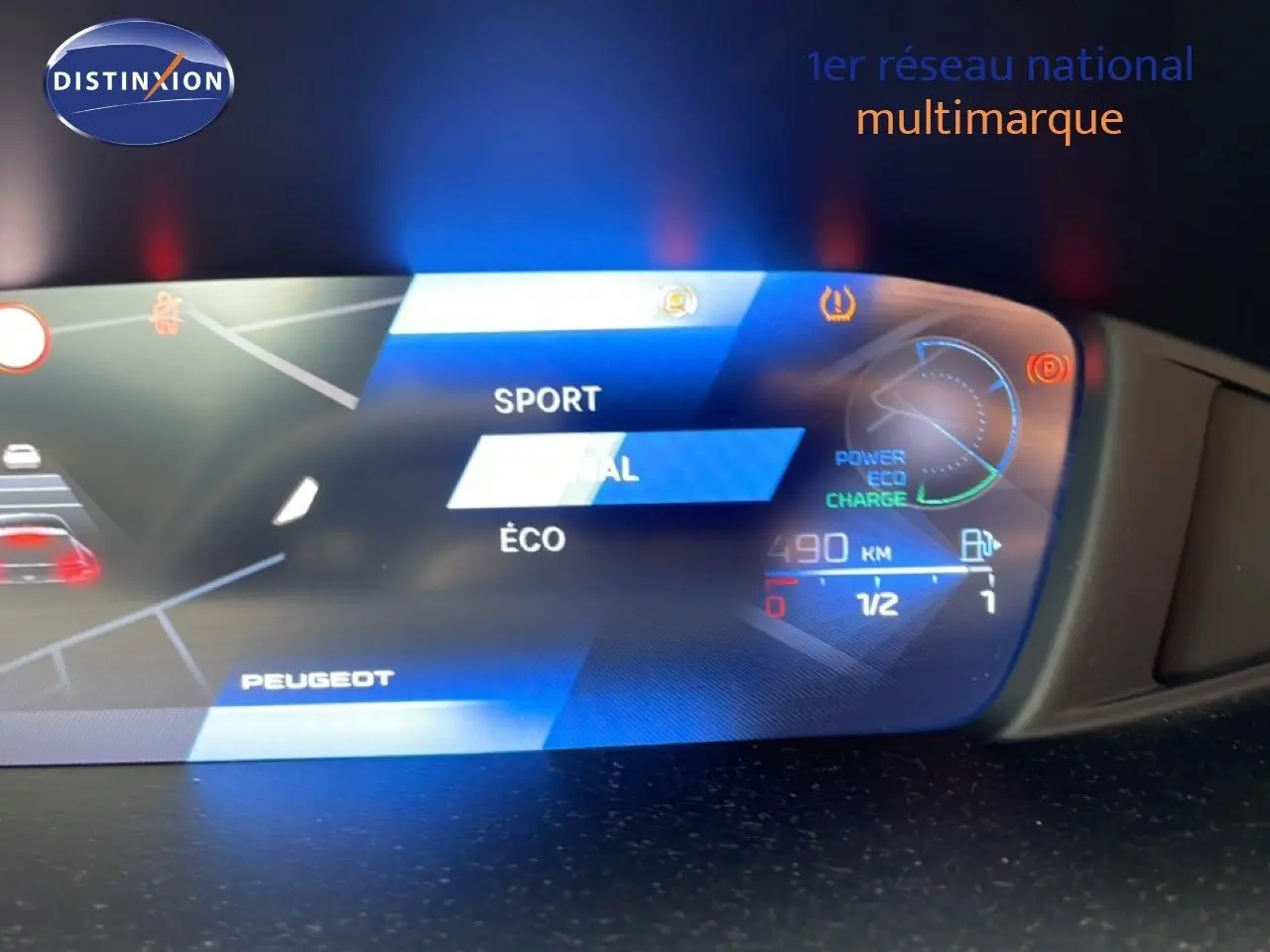 Affichage numérique du tableau de bord Peugeot 408 hybride, mode de conduite et autonomie visible en bleu et noir.