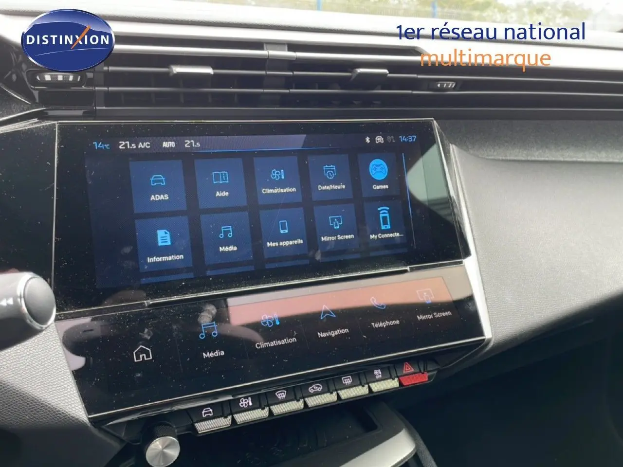 Vue rapprochée de la console centrale du Peugeot 408 2025, écran tactile multifonction avec commandes climatisation et navigation.