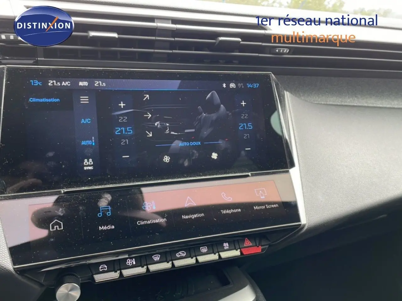 Vue rapprochée de l'écran tactile central du tableau de bord du Peugeot 408 gris Selenium Metal, affichant la climatisation.