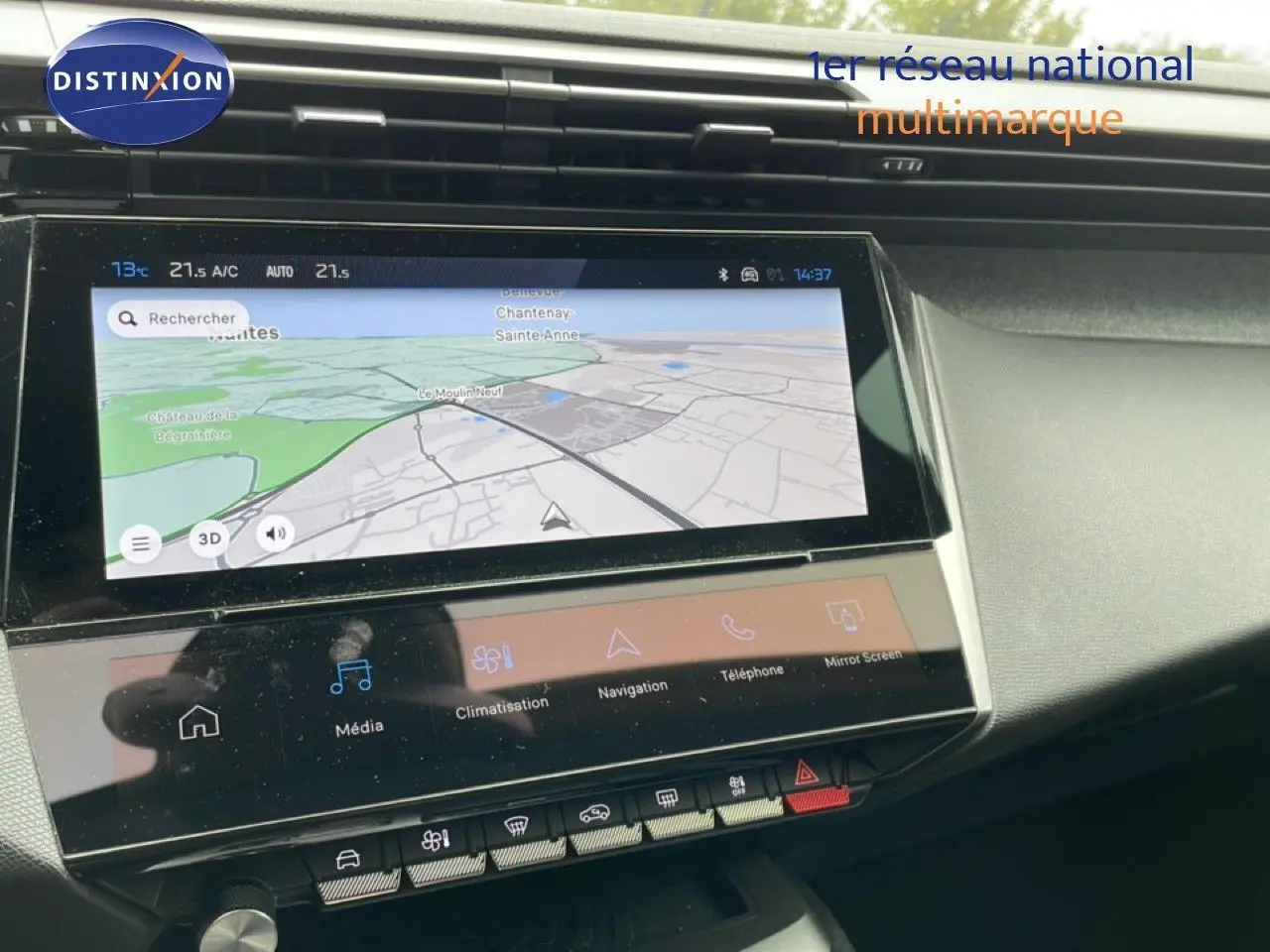Vue rapprochée de l’écran tactile central du tableau de bord du Peugeot 408 gris, affichant la navigation GPS.