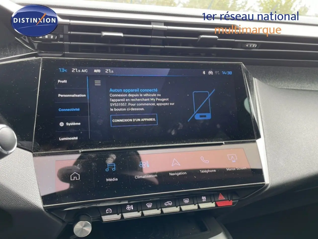 Écran tactile central du tableau de bord de la Peugeot 408 1.2 Hybrid 2025, affichant les options de connectivité et climatisation.