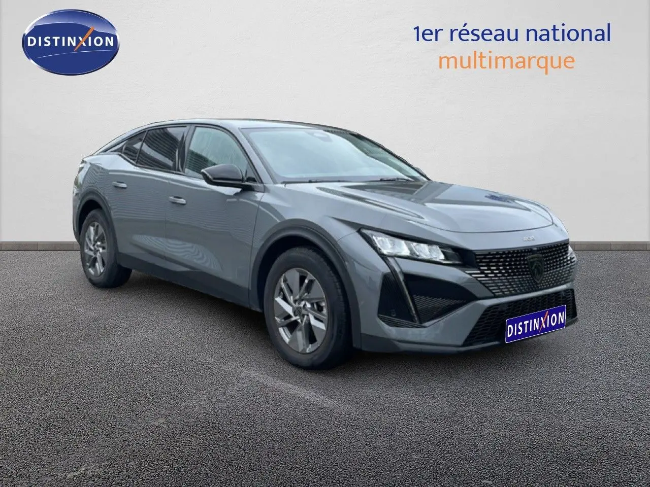 Peugeot 408 gris selenium métal vue 3/4 avant droit, mettant en valeur sa calandre moderne et ses lignes fluides.