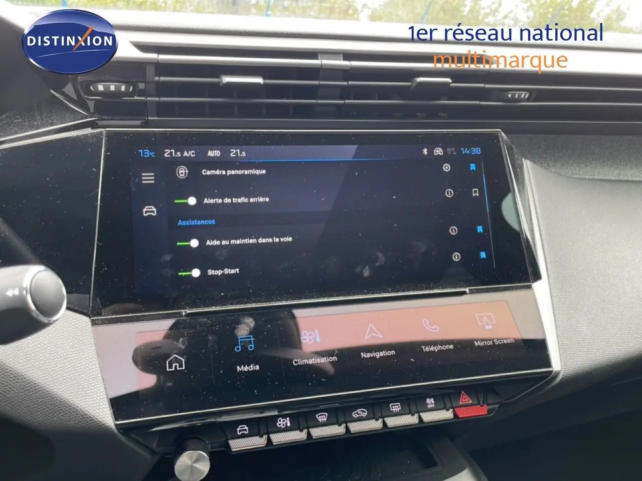 Vue rapprochée de l’écran tactile central de la Peugeot 408 gris Selenium, affichant les options d’assistance à la conduite.
