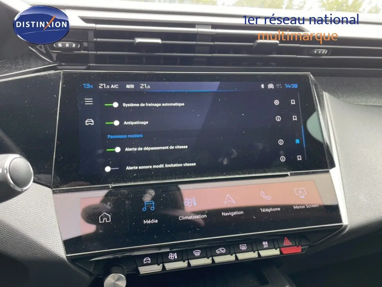 Écran tactile central du tableau de bord du Peugeot 408 gris, affichant les réglages d’aides à la conduite et climatisation.