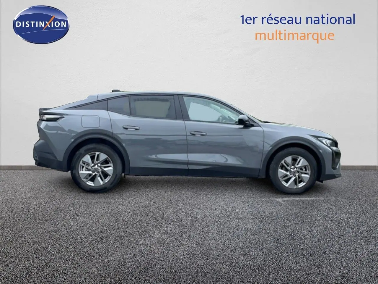 Peugeot 408 gris selenium métal vue de profil côté gauche, soulignant ses lignes fluides et ses jantes alliage.