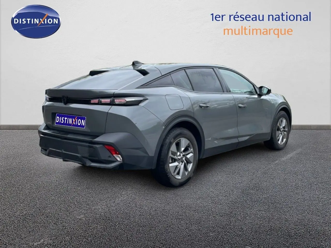 Vue 3/4 arrière droite d'une Peugeot 408 gris selenium métal avec lignes épurées et feux arrière horizontaux.