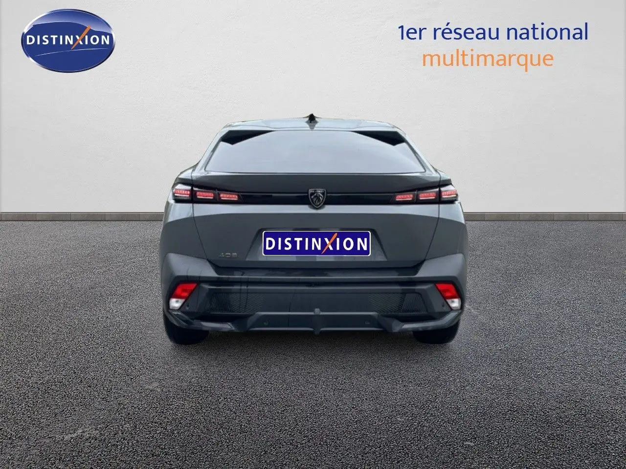 Vue arrière d'une Peugeot 408 gris selenium metal 2025 avec feux LED et logo central sur fond neutre.