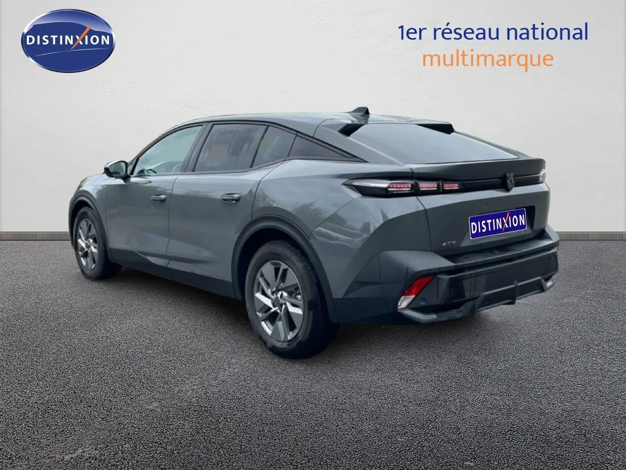 Vue 3/4 arrière droite d'une Peugeot 408 gris selenium metal 2025 avec lignes dynamiques et feux arrière LED.