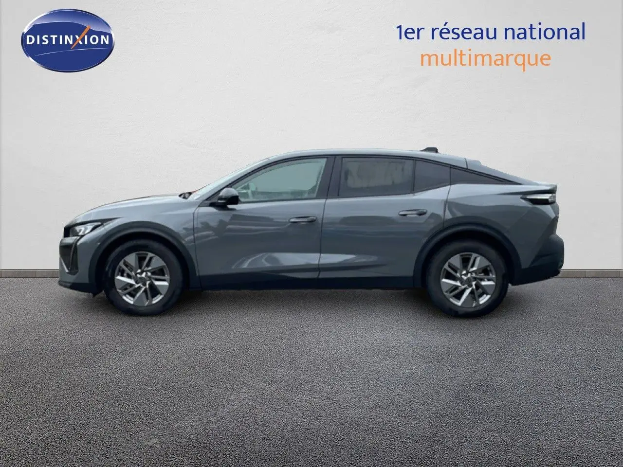 Profil droit d'une Peugeot 408 1.2 Hybrid 145ch gris sélénium métal, avec lignes dynamiques et jantes alliage.