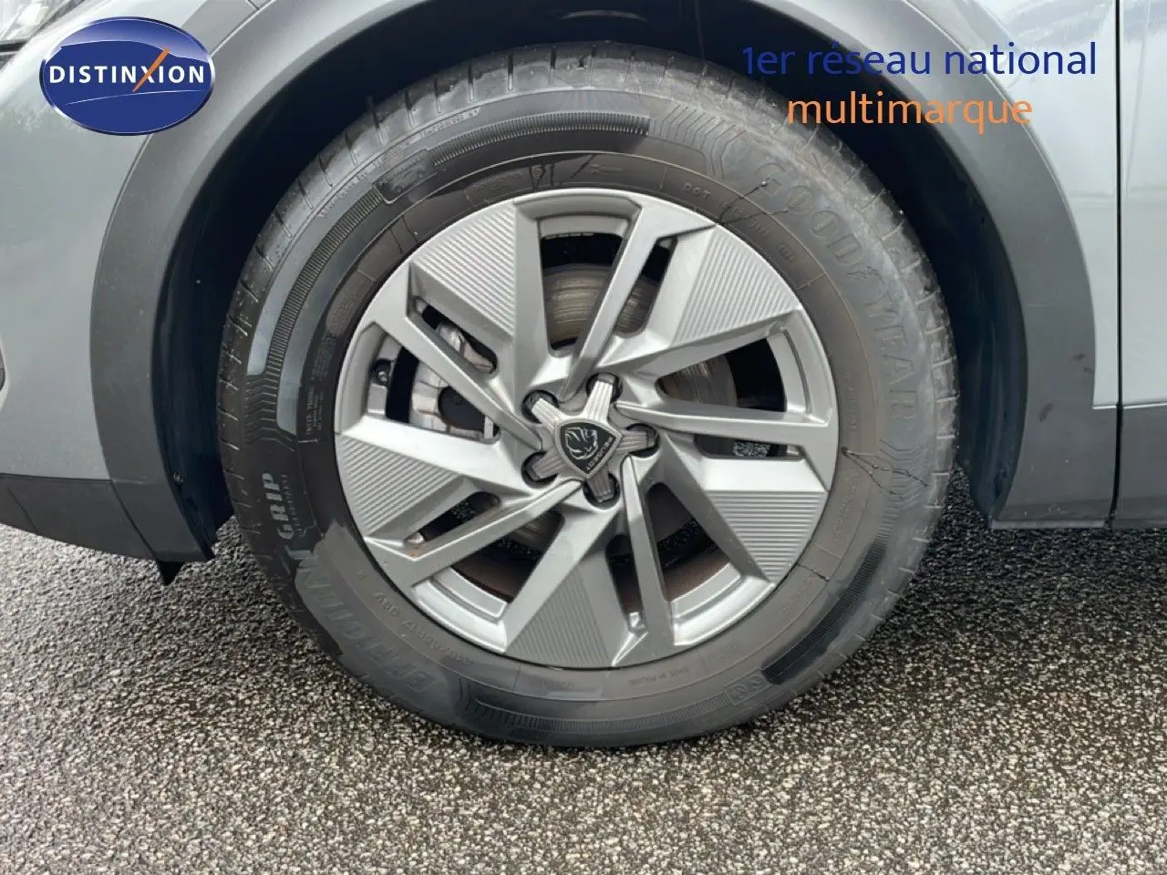 Gros plan sur la roue avant droite gris selenium metal d'une Peugeot 408 1.2 Hybrid 2025 avec jante alliage distinctive.